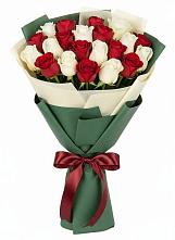 Букет Микс из красных и белых роз в Сырково
