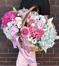 Композиция солнечный день в Сырково Цветочная композиция из Розы, Хризантемы, Пионы и Лизиантусы в корзине в Сырково