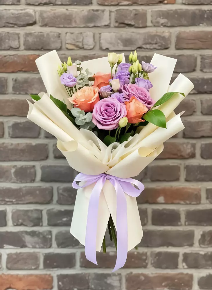 Букет цветов из: Лизиантусы и Розы в Сырково