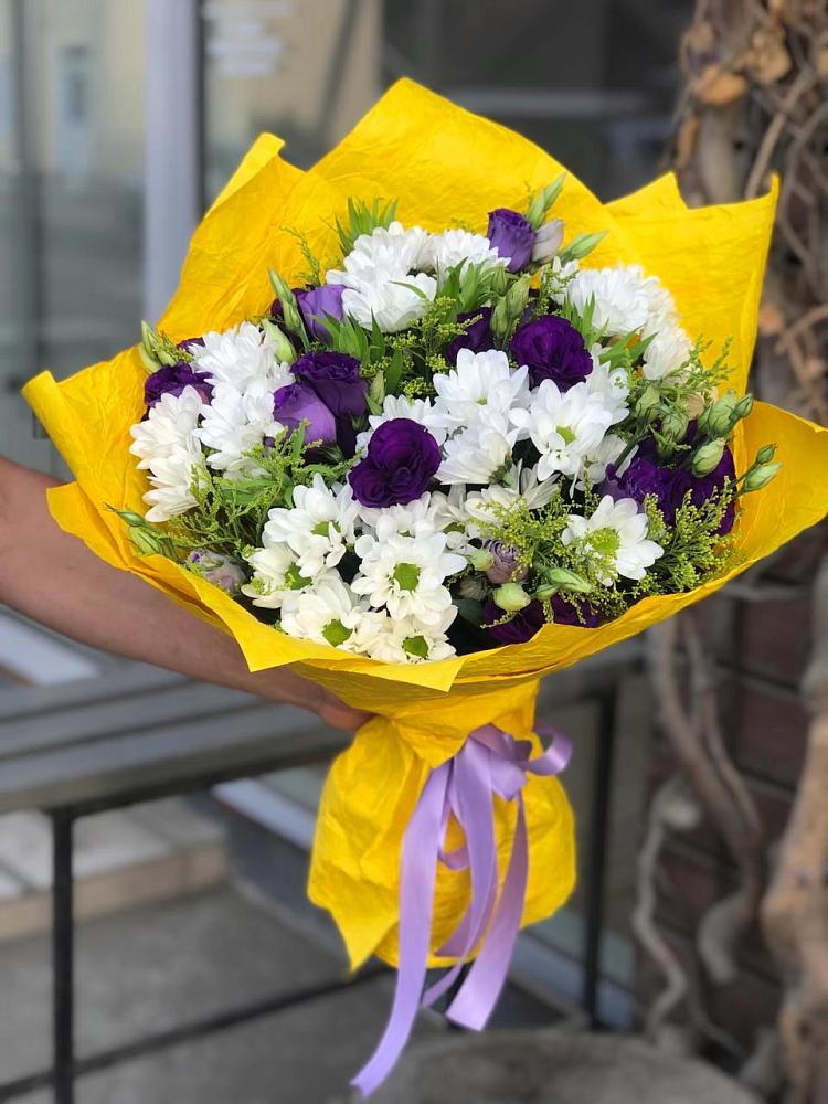 Букет цветов из: Ирисы, Хризантемы и Ромашки в Сырково