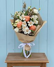 Букет цветов из:  Альстромерии, Лизиантусы, Розы и Хризантемы в Сырково