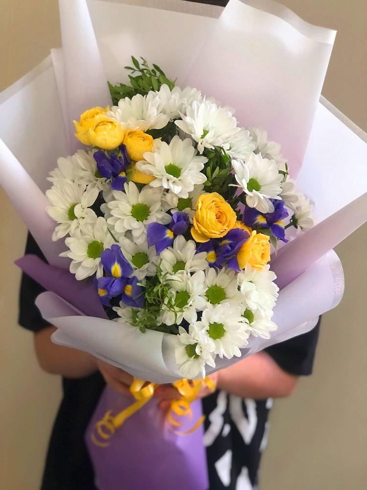 Букет цветов из: Ирисы, Хризантемы и Розы в Сырково