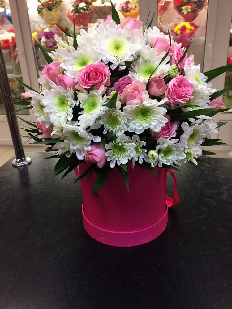 Цветочная композиция из Розы и Хризантемы в шляпной коробке в Сырково